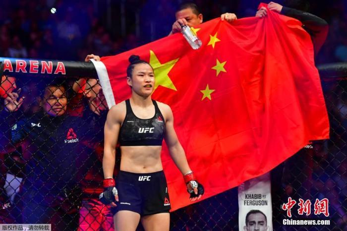 北京时间3月8日，中国首位UFC冠军张伟丽在美国拉斯韦加斯举行的UFC248站女子草量级世界冠军卫冕战上，在五个回合里以点胜击败波兰选手乔安娜，成功卫冕。去年8月，张伟丽在深圳用时不到1分钟就KO了现役王者安德拉德，创造了中国格斗历史。
