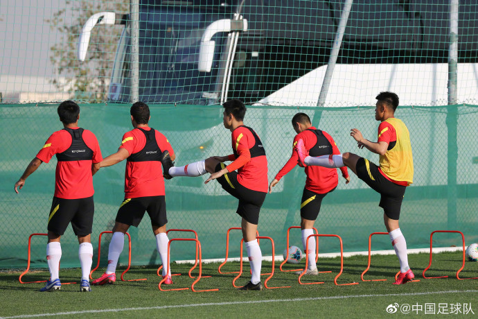 国足在训练中。图片来源：中国足球队微博