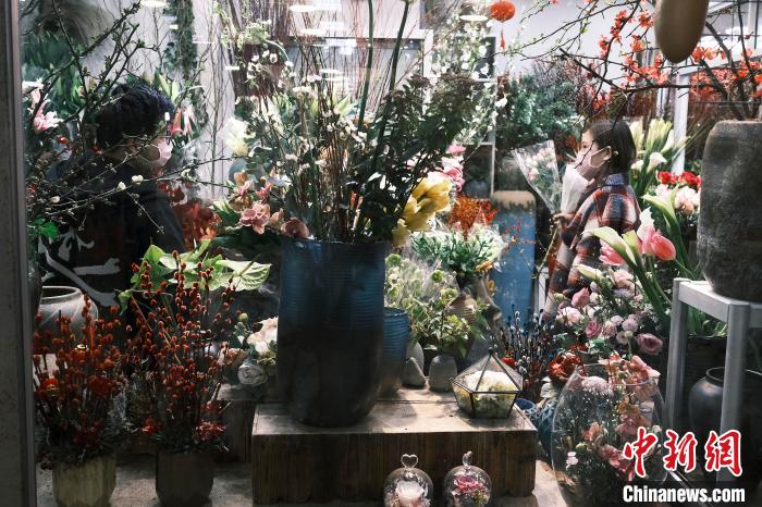 上海花市渐渐“复苏”。　殷立勤 摄