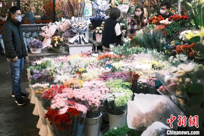 民众在上海虹桥花卉市场(虹井路店)选购鲜花。　殷立勤 摄